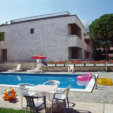 Ferienwohnung Lignano Exclusive With Pool Lignano Sabbiadoro Exterior foto